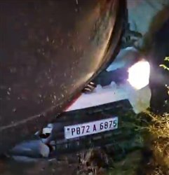 ਓਵਰਲੋਡ ਟਰੱਕ ਪਲਟਿਆ, ਇੱਕ ਵਿਅਕਤੀ ਦੀ ਮੌਤ ਤੇ ਦੋ ਜ਼ਖਮੀ