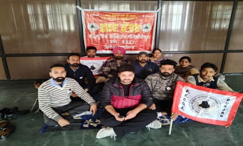 ਫ਼ਰਦ ਕੇਂਦਰਾਂ ਦੇ ਕਰਮਚਾਰੀਆਂ ਵੱਲੋਂ ਮੰਗਾਂ ਨੂੰ ਲੈ ਕੇ ਕਲਮ ਛੋੜ ਹੜਤਾਲ