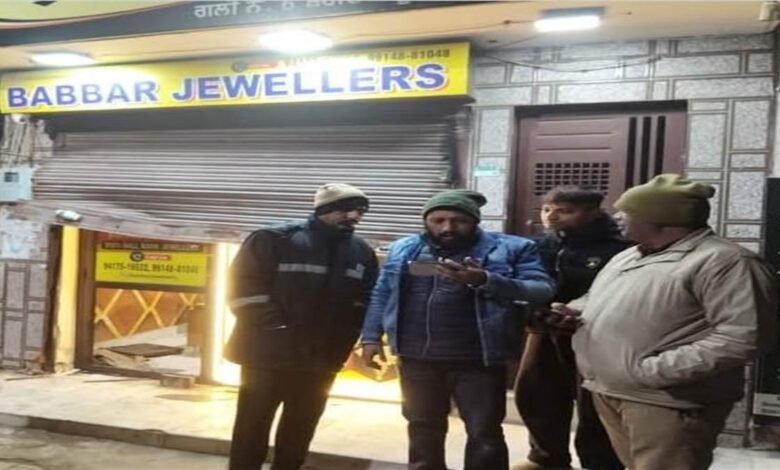 ਬੇਖ਼ੌਫ਼ ਚੋਰਾਂ ਨੇ ਗਹਿਣਿਆਂ ਦੀ ਦੁਕਾਨ ਨੂੰ ਬਣਾਇਆ ਨਿਸ਼ਾਨਾ