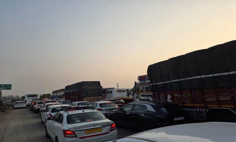 ਲਾਡੋਵਾਲ ਟੋਲ ਪਲਾਜ਼ਾ ’ਤੇ ਲੰਬਾ ਜਾਮ, ਲੋਕਾਂ ਨੇ ਪ੍ਰਸ਼ਾਸਨ ਖ਼ਿਲਾਫ਼ ਕੀਤੀ ਨਾਅਰੇਬਾਜ਼ੀ ਲਾਡੋਵਾਲ ਟੋਲ ਪਲਾਜ਼ਾ ’ਤੇ ਲੰਬਾ ਜਾਮ, ਲੋਕਾਂ ਨੇ ਪ੍ਰਸ਼ਾਸਨ ਖ਼ਿਲਾਫ਼ ਕੀਤੀ ਨਾਅਰੇਬਾਜ਼ੀ