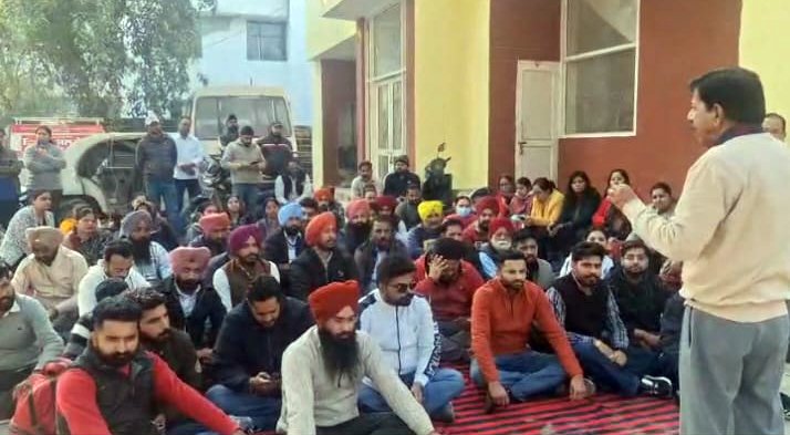 ਸਰਕਾਰੀ ਹਸਪਤਾਲ ਦੇ ਨਿੱਜੀਕਰਨ ਵਿਰੁੱਧ ਸਿਹਤ ਕਾਮਿਆਂ ਵੱਲੋਂ ਕੀਤੀ ਗਈ ਗੇਟ ਰੈਲੀ