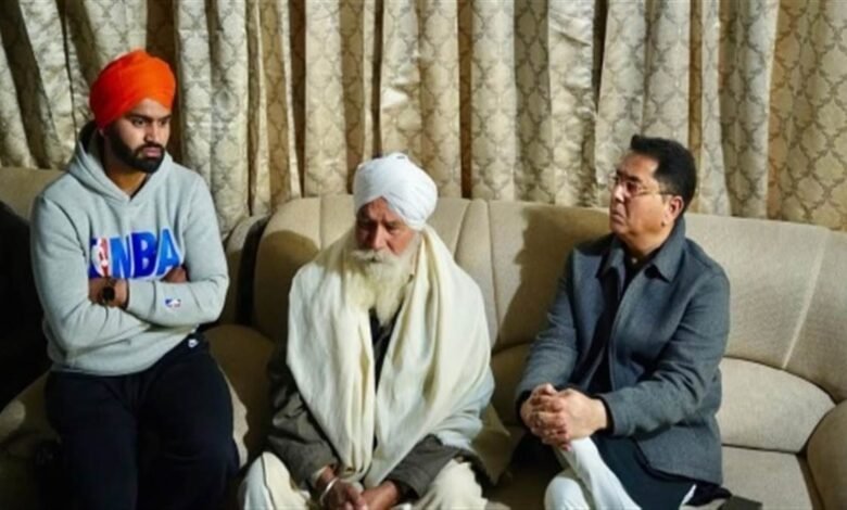 ਗੋਲੀ ਮਾਰ ਕੇ ਕਤਲ ਕੀਤੇ ਸਰਪੰਚ ਜਰਮਲ ਸਿੰਘ ਦੇ ਘਰ ਪੁੱਜੇ ਅਮਨ ਅਰੋੜਾ ਗੋਲੀ ਮਾਰ ਕੇ ਕਤਲ ਕੀਤੇ ਸਰਪੰਚ ਜਰਮਲ ਸਿੰਘ ਦੇ ਘਰ ਪੁੱਜੇ ਅਮਨ ਅਰੋੜਾ