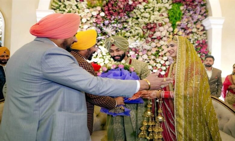 ਆਪ ਵਿਧਾਇਕ ਤੇ ਗਾਇਕ ਬਲਕਾਰ ਸਿੱਧੂ ਦੀ ਬੇਟੀ ਦੇ ਵਿਆਹ ਦੇ ਸਮਾਗਮ 'ਚ ਪਹੁੰਚੇ ਮੁੱਖ ਮੰਤਰੀ ਭਗਵੰਤ ਮਾਨ