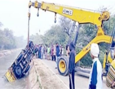 ਬੱਚੇ ਸਮੇਤ 13 ਸਵਾਰੀਆਂ ਨਾਲ ਭਰੀ ਪਿਕਅੱਪ ਨਹਿਰ 'ਚ ਡਿੱਗੀ