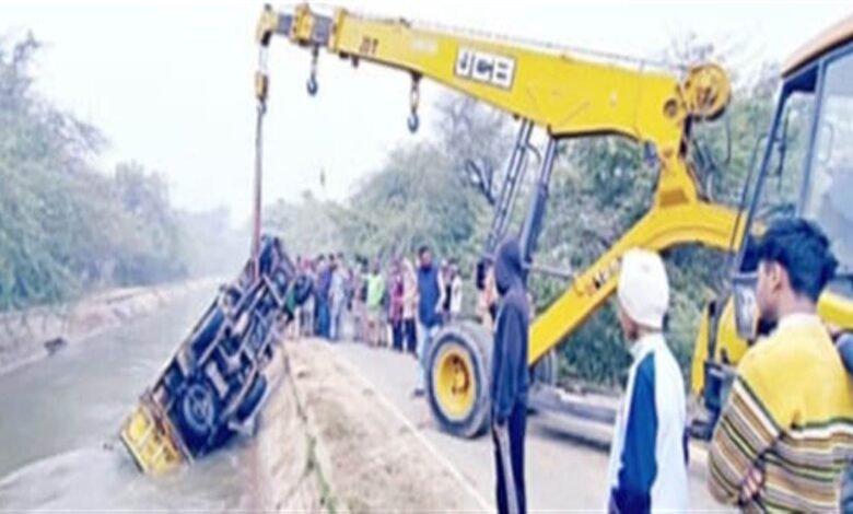 ਬੱਚੇ ਸਮੇਤ 13 ਸਵਾਰੀਆਂ ਨਾਲ ਭਰੀ ਪਿਕਅੱਪ ਨਹਿਰ 'ਚ ਡਿੱਗੀ