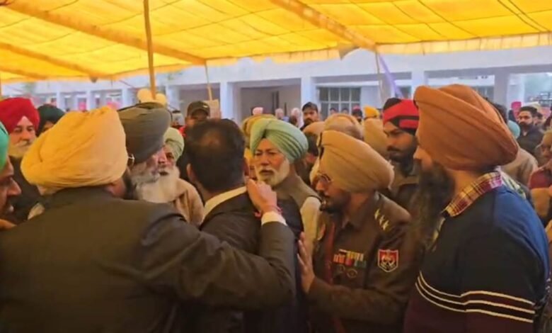 ਗਣਤੰਤਰ ਦਿਵਸ ਮੌਕੇ ਸਟੇਜ 'ਤੇ ਬੈਠਣ ਨੂੰ ਲੈ ਕੇ ਨਗਰ ਕੌਂਸਲ ਪ੍ਰਧਾਨ ਤੇ ਹਲਕਾ ਵਿਧਾਇਕ ਆਪਸ 'ਚ ਹੋਏ ਹੱਥੋਪਾਈ