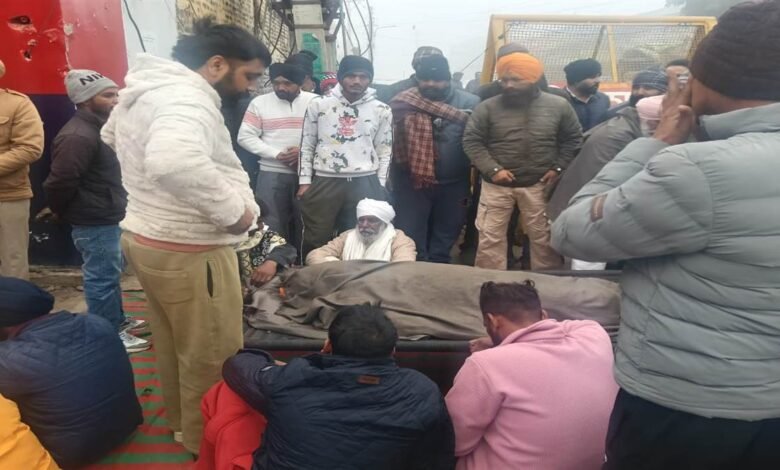 ਨੌਜਵਾਨ ਦਾ ਕਤਲ: ਗੁੱਸੇ 'ਚ ਆਏ ਪਿੰਡ ਵਾਸੀਆਂ ਨੇ ਥਾਣੇ ਅੱਗੇ ਲਾਇਆ ਧਰਨਾ