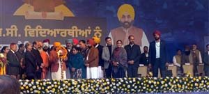 SC ਵਿਦਿਆਰਥੀਆਂ ਦੇ ਸੁਨਹਿਰੀ ਭਵਿੱਖ ਲਈ ਮੁੱਖ ਮੰਤਰੀ ਨੇ ਵੰਡੇ ਸਕਾਲਰਸ਼ਿਪ ਪੱਤਰ