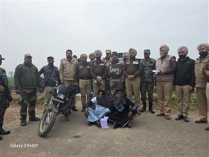 ਸਰਹੱਦ ਪਾਰੋਂ ਡ੍ਰੋਨ ਰਾਹੀਂ ਨਸ਼ਾ ਤਸਕਰੀ ਦਾ ਪਰਦਾਫਾਸ਼, ਅੱਧਾ ਕਿਲੋ ਹੈਰੋਇਨ ਸਣੇ 2 ਤਸਕਰ ਗ੍ਰਿਫ਼ਤਾਰ ਸਰਹੱਦ ਪਾਰੋਂ ਡ੍ਰੋਨ ਰਾਹੀਂ ਨਸ਼ਾ ਤਸਕਰੀ ਦਾ ਪਰਦਾਫਾਸ਼, ਅੱਧਾ ਕਿਲੋ ਹੈਰੋਇਨ ਸਣੇ 2 ਤਸਕਰ ਗ੍ਰਿਫ਼ਤਾਰ