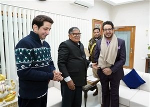 ਪ੍ਰਸਿੱਧ ਪੰਜਾਬੀ ਗਾਇਕ ਗੁਰਦਾਸ ਮਾਨ ਨੇ ਪੰਜਾਬ ਦੇ ਰਾਜਪਾਲ ਨਾਲ ਕੀਤੀ ਮੁਲਾਕਾਤ ਪ੍ਰਸਿੱਧ ਪੰਜਾਬੀ ਗਾਇਕ ਗੁਰਦਾਸ ਮਾਨ ਨੇ ਪੰਜਾਬ ਦੇ ਰਾਜਪਾਲ ਨਾਲ ਕੀਤੀ ਮੁਲਾਕਾਤ