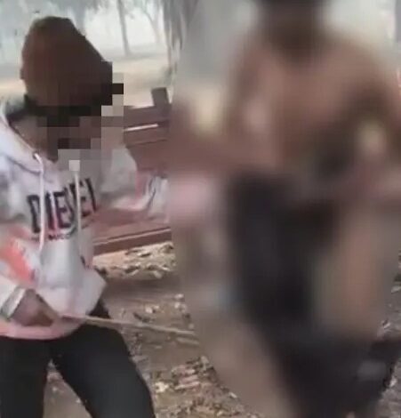 ਠੰਢ 'ਚ ਨੌਜਵਾਨ ਨੂੰ ਨੰਗਾ ਕਰਕੇ ਬੇਰਹਿਮੀ ਨਾਲ ਕੁੱਟਿਆ