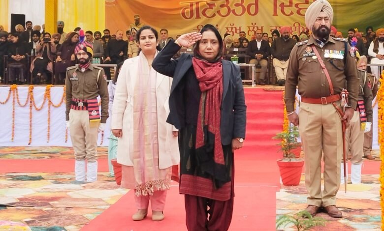 ਕੈਬਨਿਟ ਮੰਤਰੀ ਡਾ. ਬਲਜੀਤ ਕੌਰ ਨੇ ਫਿਰੋਜ਼ਪੁਰ ਵਿਖੇ ਗਣਤੰਤਰ ਦਿਵਸ ਮੌਕੇ ਲਹਿਰਾਇਆ ਕੌਮੀ ਝੰਡਾ