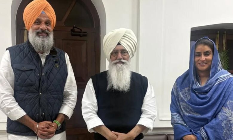 ਮਜੀਠੀਆ ਨੇ ਡੇਰਾ ਰਾਧਾ ਸੁਆਮੀ ਦੇ ਮੁਖੀ ਬਾਬਾ ਗੁਰਿੰਦਰ ਸਿੰਘ ਨਾਲ ਕੀਤੀ ਮੁਲਾਕਾਤ