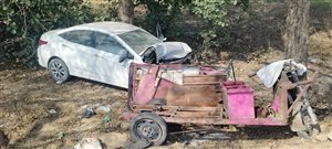 ਕਾਰ ਤੇ ਈ-ਰਿਕਸ਼ਾ ਦੀ ਟੱਕਰ 'ਚ 2 ਮੌਤਾਂ, ਏਅਰਬੈਗ ਖੁੱਲ੍ਹਣ ਦੇ ਬਾਵਜੂਦ ਨਹੀਂ ਬਚੀ ਕਾਰ ਚਾਲਕ ਦੀ ਜਾਨ ਕਾਰ ਤੇ ਈ-ਰਿਕਸ਼ਾ ਦੀ ਟੱਕਰ 'ਚ 2 ਮੌਤਾਂ, ਏਅਰਬੈਗ ਖੁੱਲ੍ਹਣ ਦੇ ਬਾਵਜੂਦ ਨਹੀਂ ਬਚੀ ਕਾਰ ਚਾਲਕ ਦੀ ਜਾਨ