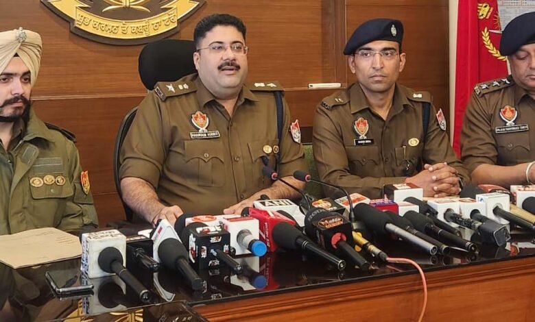 ਮੋਹਾਲੀ ਕਤਲ ਕਾਂਡ 'ਚ ਸ਼ੂਟਰਾਂ ਦੀ ਮਦਦ ਕਰਨ ਵਾਲੇ 2 ਮੁਲਜ਼ਮ ਗ੍ਰਿਫ਼ਤਾਰ ਮੋਹਾਲੀ ਕਤਲ ਕਾਂਡ 'ਚ ਸ਼ੂਟਰਾਂ ਦੀ ਮਦਦ ਕਰਨ ਵਾਲੇ 2 ਮੁਲਜ਼ਮ ਗ੍ਰਿਫ਼ਤਾਰ