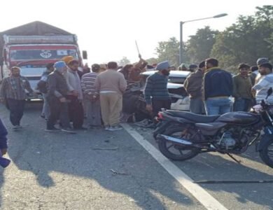 ਕਾਰ ਤੇ ਬਲੈਰੋ ਕੈਂਪਰ ਵਿਚਾਲੇ ਆਹਮੋ-ਸਾਹਮਣੀ ਭਿਆਨਕ ਟੱਕਰ, ਇਕ ਦੀ ਮੌਤ, ਪਤੀ-ਪਤਨੀ ਤੇ ਬੇਟੀ ਗੰਭੀਰ ਜ਼ਖ਼ਮੀ