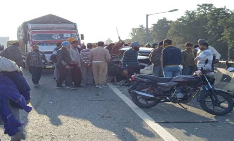 ਕਾਰ ਤੇ ਬਲੈਰੋ ਕੈਂਪਰ ਵਿਚਾਲੇ ਆਹਮੋ-ਸਾਹਮਣੀ ਭਿਆਨਕ ਟੱਕਰ, ਇਕ ਦੀ ਮੌਤ, ਪਤੀ-ਪਤਨੀ ਤੇ ਬੇਟੀ ਗੰਭੀਰ ਜ਼ਖ਼ਮੀ