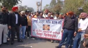 ਪੁਰਾਣੀ ਪੈਨਸ਼ਨ ਸਕੀਮ ਦੀ ਮੰਗ ਨੂੰ ਲੈ ਕੇ ਮੁਲਾਜ਼ਮਾਂ ਵੱਲੋਂ ਅਰਥੀ ਫੂਕ ਮੁਜ਼ਾਹਰਾ