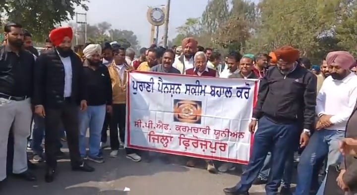 ਪੁਰਾਣੀ ਪੈਨਸ਼ਨ ਸਕੀਮ ਦੀ ਮੰਗ ਨੂੰ ਲੈ ਕੇ ਮੁਲਾਜ਼ਮਾਂ ਵੱਲੋਂ ਅਰਥੀ ਫੂਕ ਮੁਜ਼ਾਹਰਾ