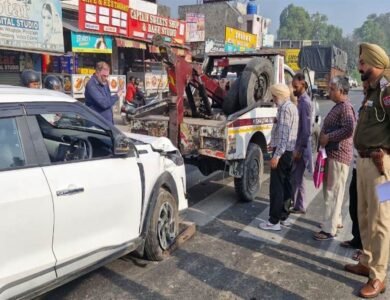 ਜਲੰਧਰ-ਪਠਾਨਕੋਟ ਹਾਈਵੇ 'ਤੇ ਟਰੱਕ ਤੇ ਕਾਰ ਦੀ ਜ਼ਬਰਦਸਤ ਟੱਕਰ