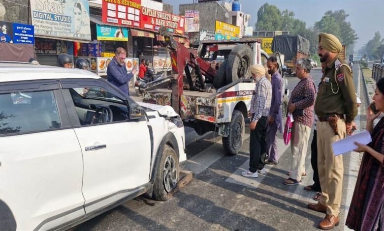 ਜਲੰਧਰ-ਪਠਾਨਕੋਟ ਹਾਈਵੇ 'ਤੇ ਟਰੱਕ ਤੇ ਕਾਰ ਦੀ ਜ਼ਬਰਦਸਤ ਟੱਕਰ