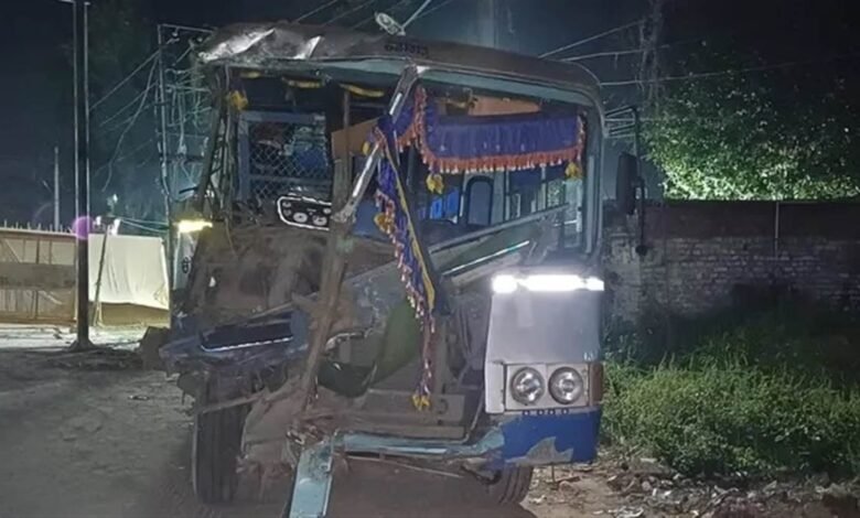 ਆਲੂਆਂ ਨਾਲ ਲੱਦੀ ਟਰਾਲੀ 'ਚ ਵੱਜੀ PRTC ਬੱਸ, 60 ਸਵਾਰੀਆਂ ਦੀ ਜਾਨ ਮਸਾਂ ਬਚੀ