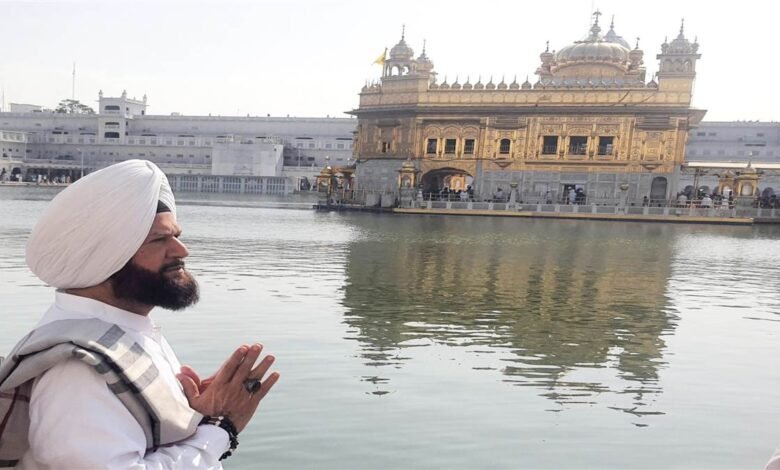 ਸ੍ਰੀ ਦਰਬਾਰ ਸਾਹਿਬ ਨਤਮਸਤਕ ਹੋਏ ਸੂਫੀ ਗਾਇਕ ਹੰਸ ਰਾਜ ਹੰਸ ਸ੍ਰੀ ਦਰਬਾਰ ਸਾਹਿਬ ਨਤਮਸਤਕ ਹੋਏ ਸੂਫੀ ਗਾਇਕ ਹੰਸ ਰਾਜ ਹੰਸ