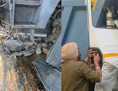 ਮੋਟਰਸਾਈਕਲ ਸਵਾਰ ਨੂੰ ਬਚਾਉਣ ਦੇ ਚੱਕਰ 'ਚ PRTC ਬੱਸ ਤੇ ਟਿੱਪਰ ਦੀ ਜ਼ ਬਰਦਸਤ ਟੱਕਰ