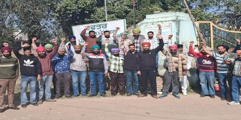 ਪੰਜਾਬ ਰੋਡਵੇਜ਼ ਪਨਬਸ/ਪੀਆਰਟੀਸੀ ਕੰਟਰੈਕਟ ਵਰਕਰ ਯੂਨੀਅਨ ਨੇ ਪੱਟੀ ’ਚ ਕੀਤਾ ਪ੍ਰਦਰਸ਼ਨ