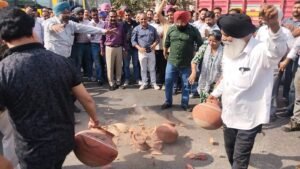 ਮੁਲਾਜਮ ਜਥੇਬੰਦੀ ਵੱਲੋਂ ਪੰਜਾਬ ਸਰਕਾਰ ਖਿਲਾਫ ਘੜੇ ਭੰਨ੍ਹ ਕੇ ਕੀਤਾ ਗਿਆ ਜੋਰਦਾਰ ਪ੍ਰਦਰਸ਼ਨ