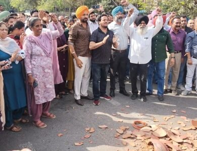 ਮੁਲਾਜਮ ਜਥੇਬੰਦੀ ਵੱਲੋਂ ਪੰਜਾਬ ਸਰਕਾਰ ਖਿਲਾਫ ਘੜੇ ਭੰਨ੍ਹ ਕੇ ਕੀਤਾ ਗਿਆ ਜੋਰਦਾਰ ਪ੍ਰਦਰਸ਼ਨ