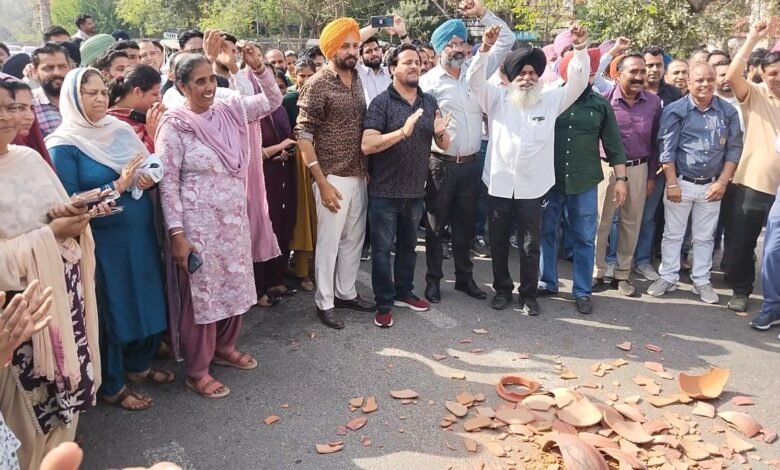 ਮੁਲਾਜਮ ਜਥੇਬੰਦੀ ਵੱਲੋਂ ਪੰਜਾਬ ਸਰਕਾਰ ਖਿਲਾਫ ਘੜੇ ਭੰਨ੍ਹ ਕੇ ਕੀਤਾ ਗਿਆ ਜੋਰਦਾਰ ਪ੍ਰਦਰਸ਼ਨ