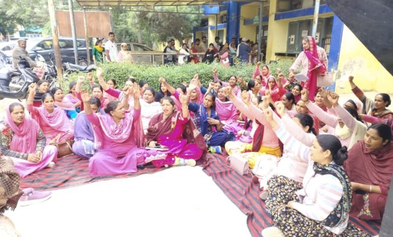 ਹੱਕੀ ਮੰਗਾਂ ਦੀ ਪੁੂਰਤੀ ਨੂੰ ਲੈ ਕੇ ਆਸ਼ਾ ਵਰਕਰਾਂ ਵੱਲੋਂ ਸਿਵਲ ਹਸਪਤਾਲ ਵਿਖੇ ਧਰਨਾ ਲਗਾਇਆ