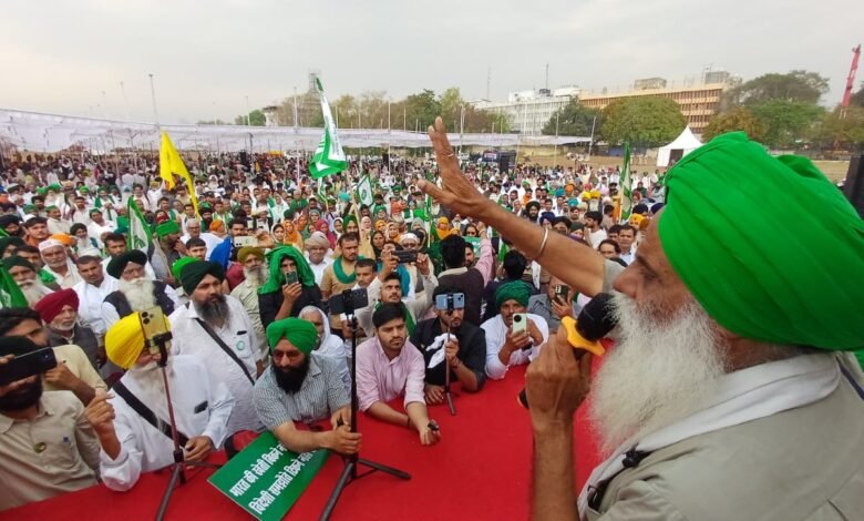 ਸੰਯੁਕਤ ਕਿਸਾਨ ਮੋਰਚਾ ਵੱਲੋਂ ਦਿੱਲੀ ਦੇ ਰਾਮ ਲੀਲਾ ਮੈਦਾਨ ਵਿਚ ਕਿਸਾਨ ਮਹਾਂ ਪੰਚਾਇਤ ਕੀਤੀ ਗਈ