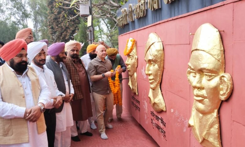 ਮਨੀਸ਼ ਸਿਸੋਦੀਆ ਨੇ ਸ਼ਹੀਦੀ ਸਮਾਰਕ ਹੁਸੈਨੀਵਾਲਾ ਵਿਖੇ ਪਹੁੰਚ ਕੇ ਸ਼ਹੀਦਾਂ ਨੂੰ ਸ਼ਰਧਾ ਦੇ ਫੁੱਲ ਕੀਤੇ ਭੇਟ 