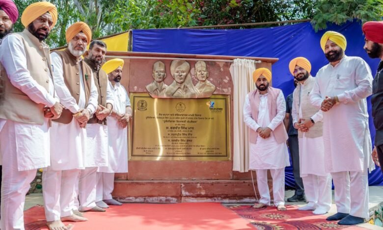 ਮੁੱਖ ਮੰਤਰੀ ਭਗਵੰਤ ਮਾਨ ਨੇ ਹੁਸੈਨੀਵਾਲਾ ਵਿਖੇ ਸ਼ਹੀਦ ਭਗਤ ਸਿੰਘ, ਰਾਜਗੁਰੂ ਤੇ ਸੁਖਦੇਵ ਨੂੰ ਭੇਟ ਕੀਤੀ ਸ਼ਰਧਾਂਜਲੀ