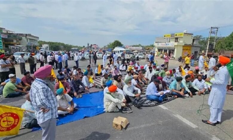 ਹਿਮਾਚਲ 'ਚ ਐਂਟਰੀ ਟੋਲ ਟੈਕਸ ਦੇ ਵਿਰੋਧ 'ਚ ਪੰਜਾਬ-ਮਨਾਲੀ ਰੂਟ ਬੰਦ; ਵਿਧਾਇਕ ਧਰਨੇ 'ਚ ਸ਼ਾਮਲ, ਆਵਾਜਾਈ ਠੱਪ