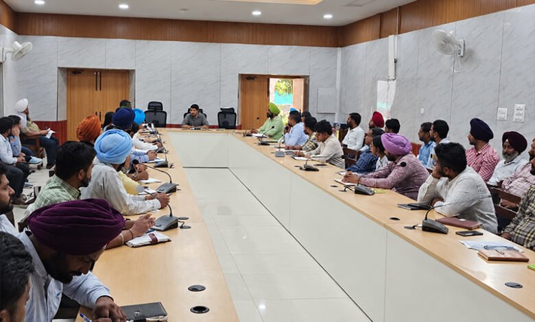 ਝੋਨੇ ਦੀ ਪਰਾਲੀ ਸਾੜਨ ਦੀਆਂ ਘਟਨਾਵਾਂ ਨੂੰ ਰੋਕਣ ਲਈ ਕਲੱਸਟਰ ਅਫਸਰਾਂ ਨਾਲ ਮੀਟਿੰਗ ਝੋਨੇ ਦੀ ਪਰਾਲੀ ਸਾੜਨ ਦੀਆਂ ਘਟਨਾਵਾਂ ਨੂੰ ਰੋਕਣ ਲਈ ਕਲੱਸਟਰ ਅਫਸਰਾਂ ਨਾਲ ਮੀਟਿੰਗ